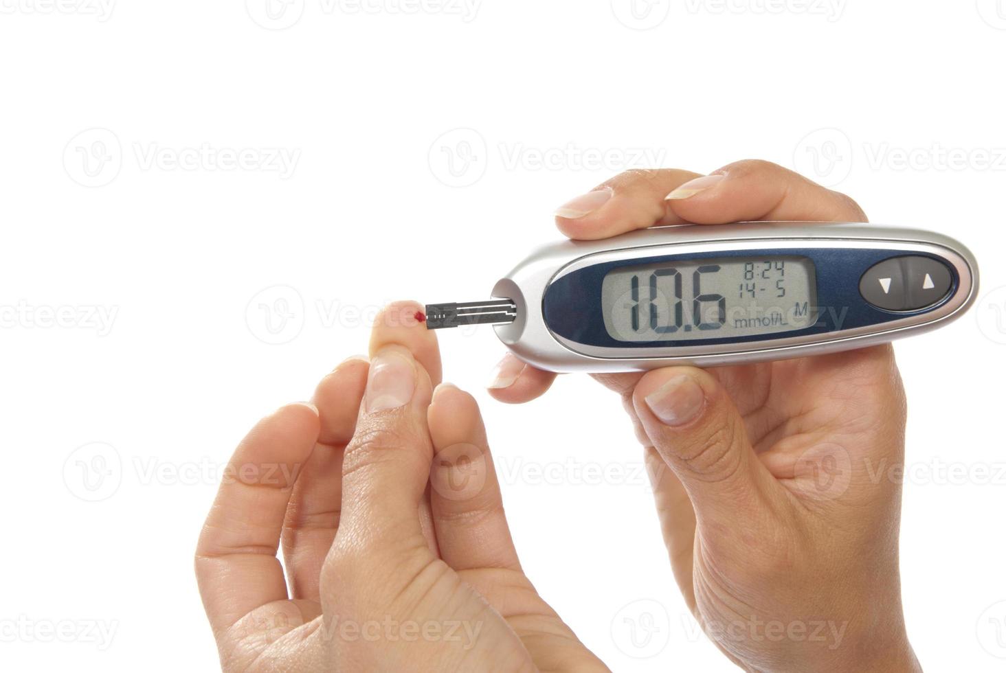 paciente com diabetes medindo o nível de glicose no sangue foto
