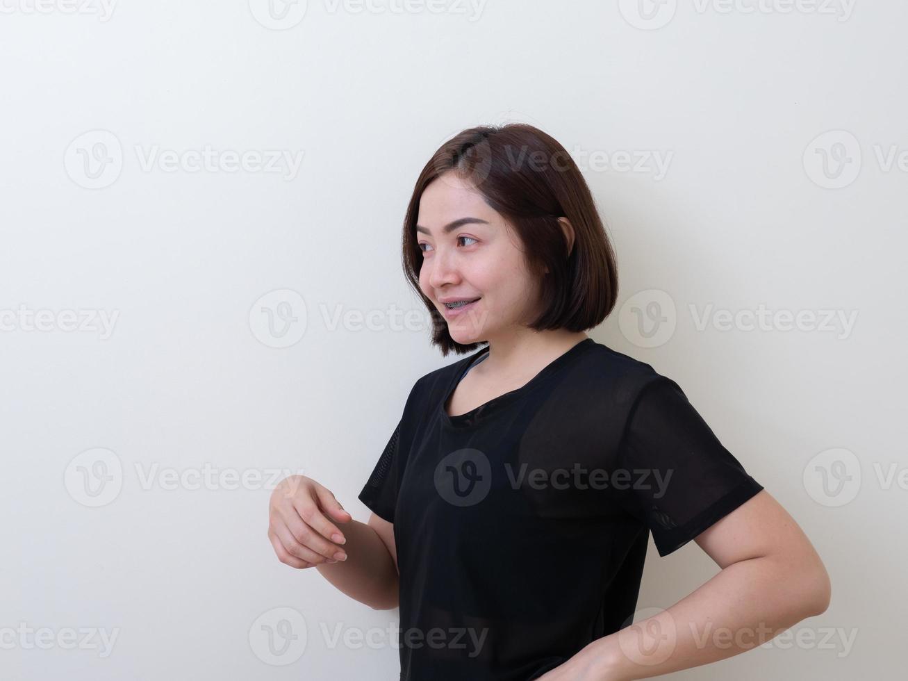 retrato de uma bela jovem asiática felicidade em pé foto