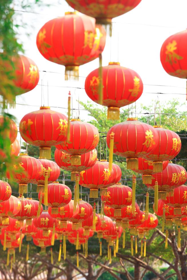 lanterna vermelha no templo chinês foto