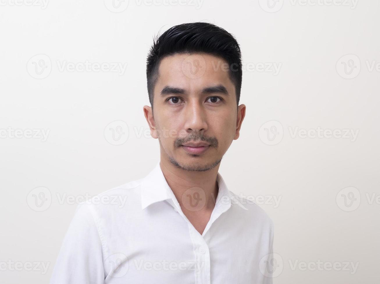 retrato de jovem sorridente, vestindo camisa branca foto