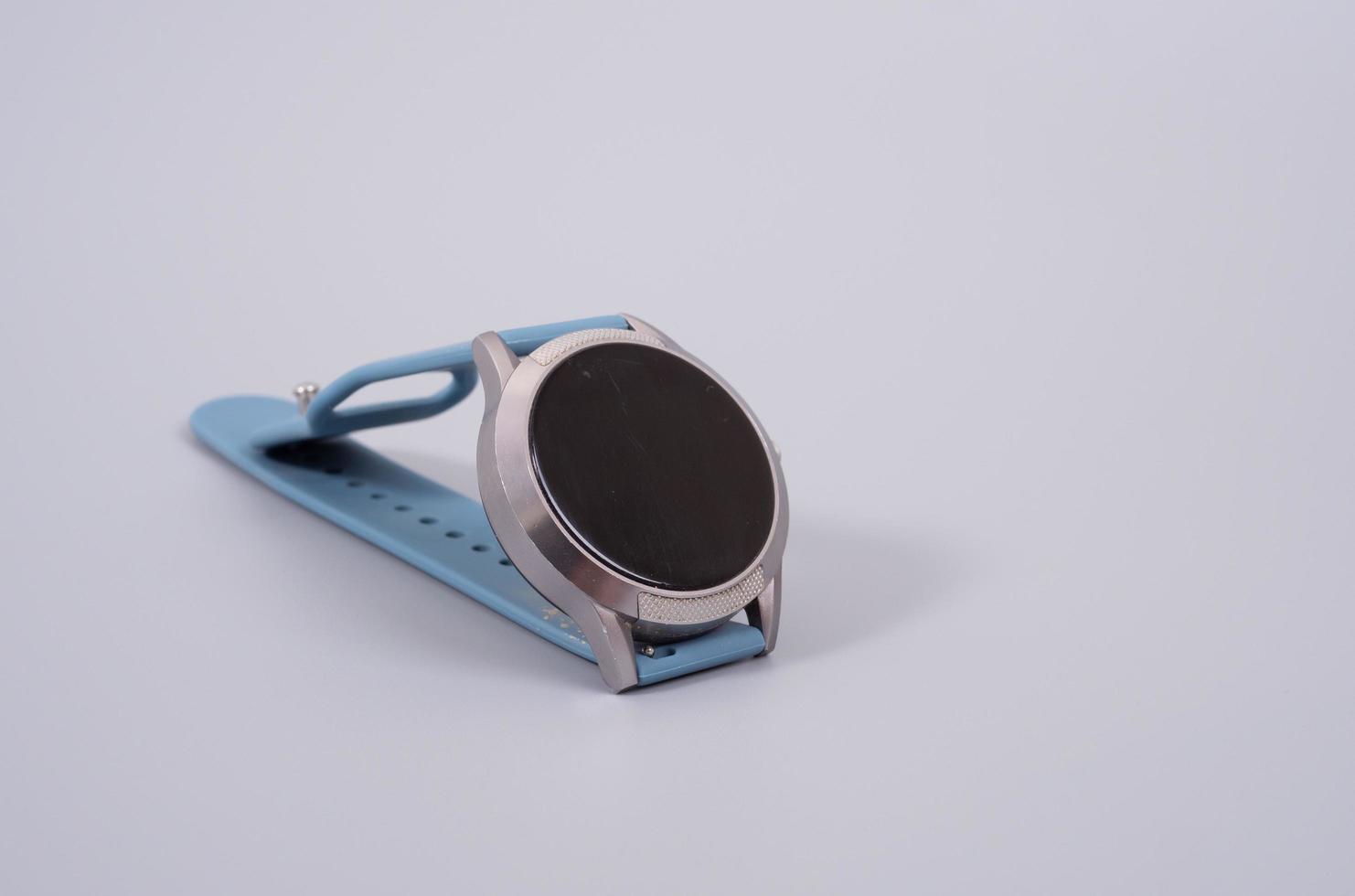 smartwatch colocado em uma mesa cinza áspera foto