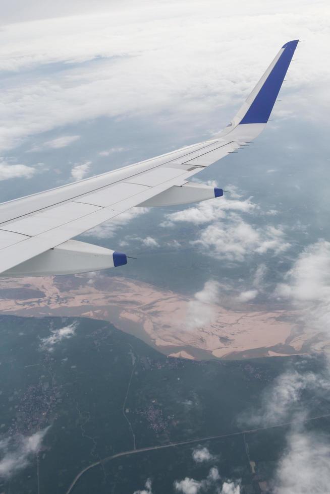 vista das nuvens da janela do avião foto