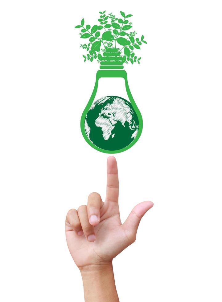 mãos segurando uma lâmpada de ecologia verde foto