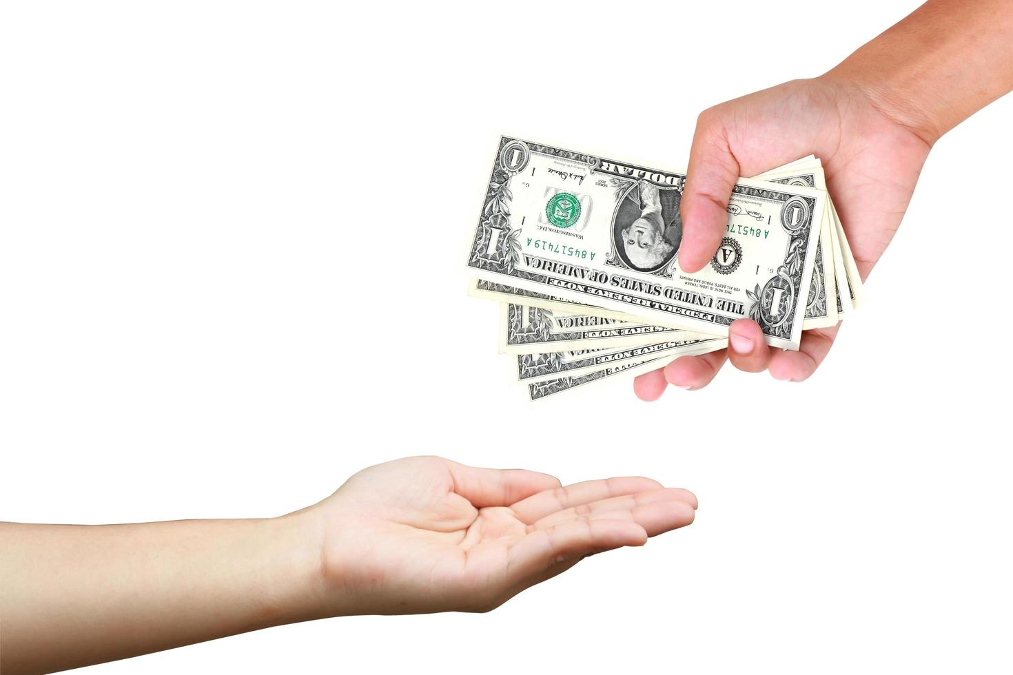 mão entregando dinheiro para outra mão isolada no fundo branco foto