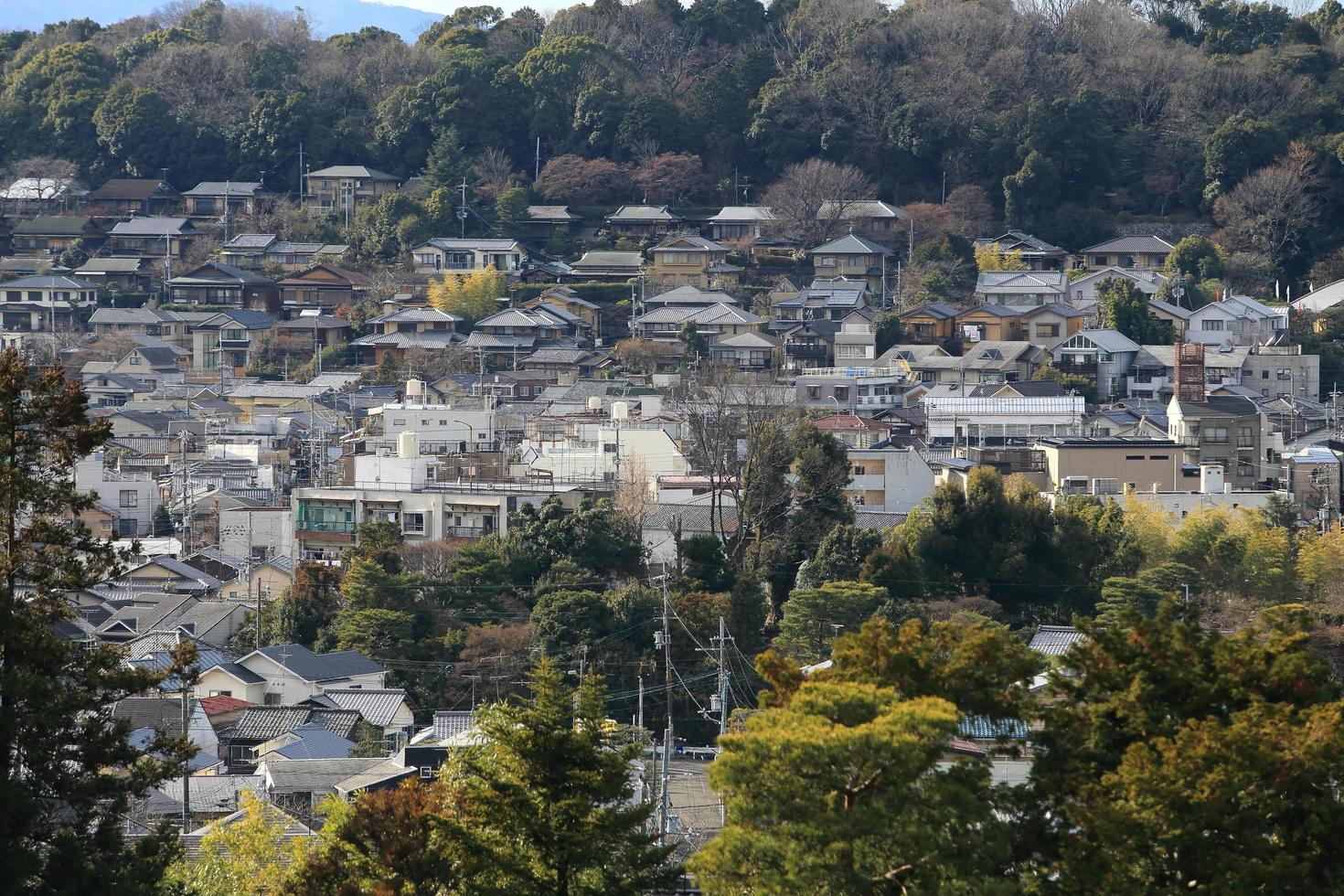 kyoto, japão - cidade na região de kansai. vista aérea com arranha-céus. foto