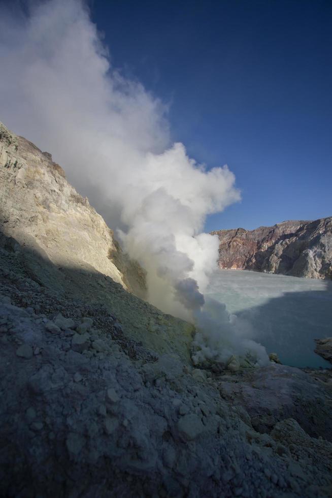 fumos de enxofre da cratera do vulcão kawah ijen, indonésia foto