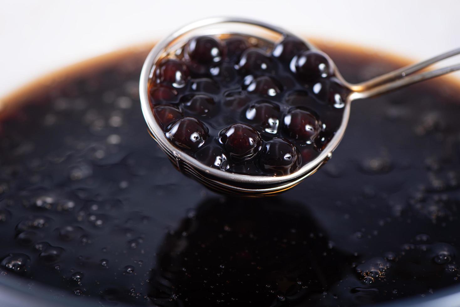 cozinhar, ferver bolas de pérola de tapioca sabor açúcar mascavo, ingrediente de chá de bolhas, preparar comida e bebida, close-up, conceito de design de etapas de livro de receitas de receitas. foto