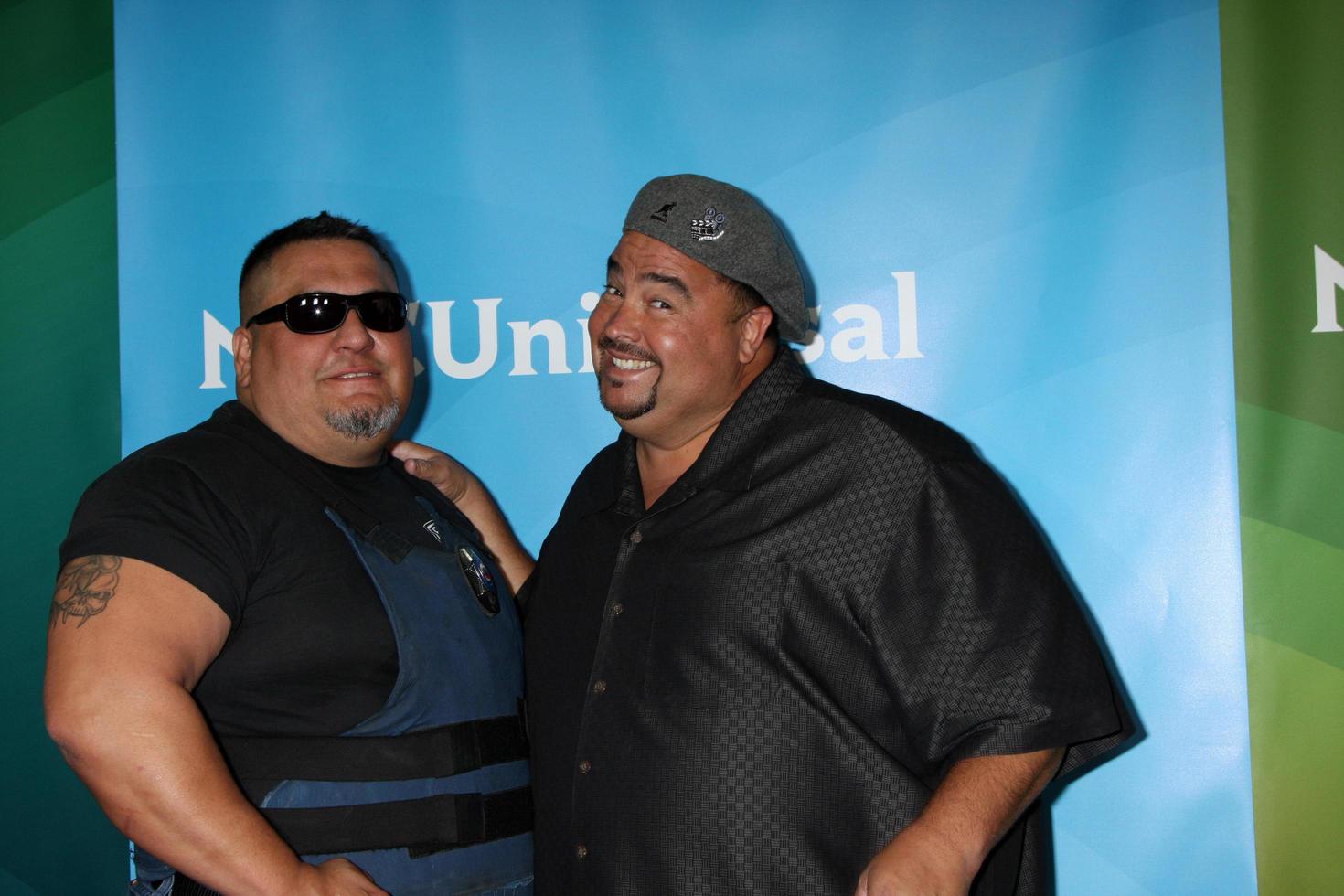 los angeles, 25 de julho - roman morales, lou pizarro chega ao nbc universal cable tca tour de imprensa de verão de 2012 no beverly hilton hotel em 25 de julho de 2012 em beverly hills, ca foto