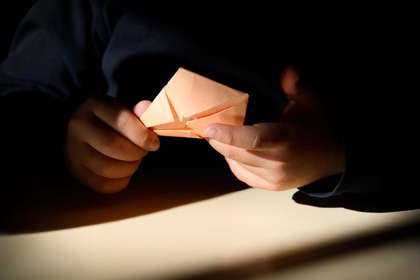 crianças fazendo origami foto
