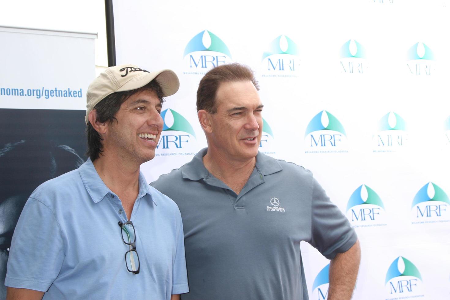 los angeles, 10 de novembro - ray romano, patrick warburton no terceiro clássico anual de golfe de celebridades para beneficiar a fundação de pesquisa de melanoma no clube de golfe à beira do lago em 10 de novembro de 2014 em burbank, ca foto