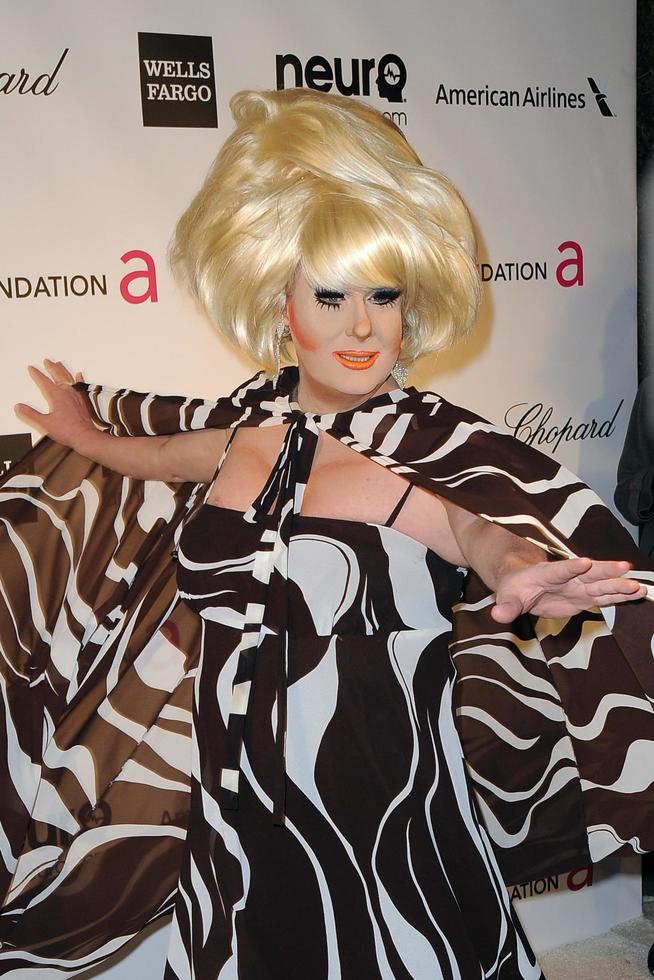 los angeles, 24 de fevereiro - lady bunny chega ao elton john aids foundation 21st academy awards festa no west hollywood park em 24 de fevereiro de 2013 em west hollywood, ca foto