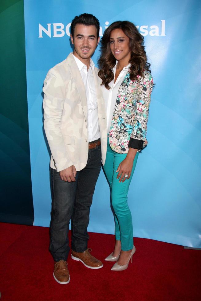 los angeles, 25 de julho - kevin jonas, danielle jonas chega ao nbc universal cable tca tour de imprensa de verão 2012 no beverly hilton hotel em 25 de julho de 2012 em beverly hills, ca foto