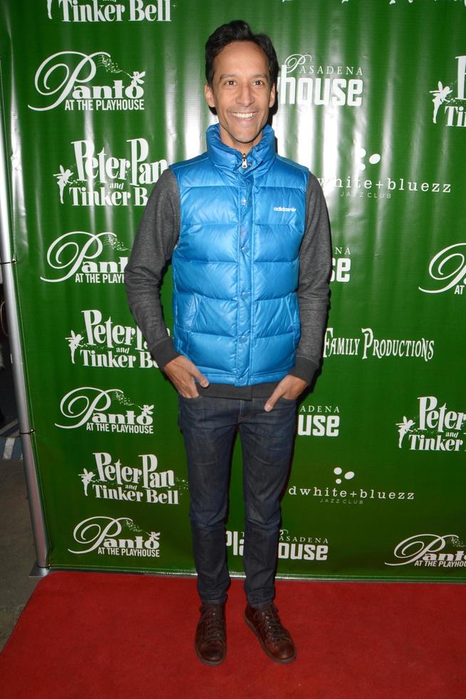 los angeles, 9 de dezembro - danny pudi no peter pan and tinker bell, uma noite de abertura de natal dos piratas no teatro pasadena em 9 de dezembro de 2015 em pasadena, ca foto