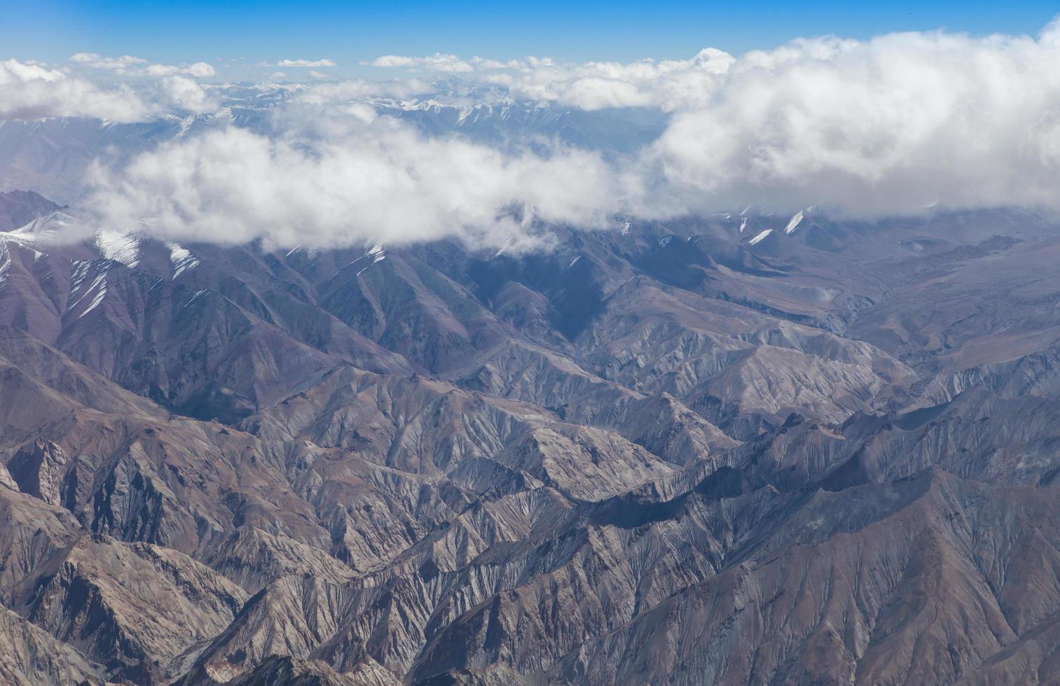 montanhas do himalaia sob as nuvens foto