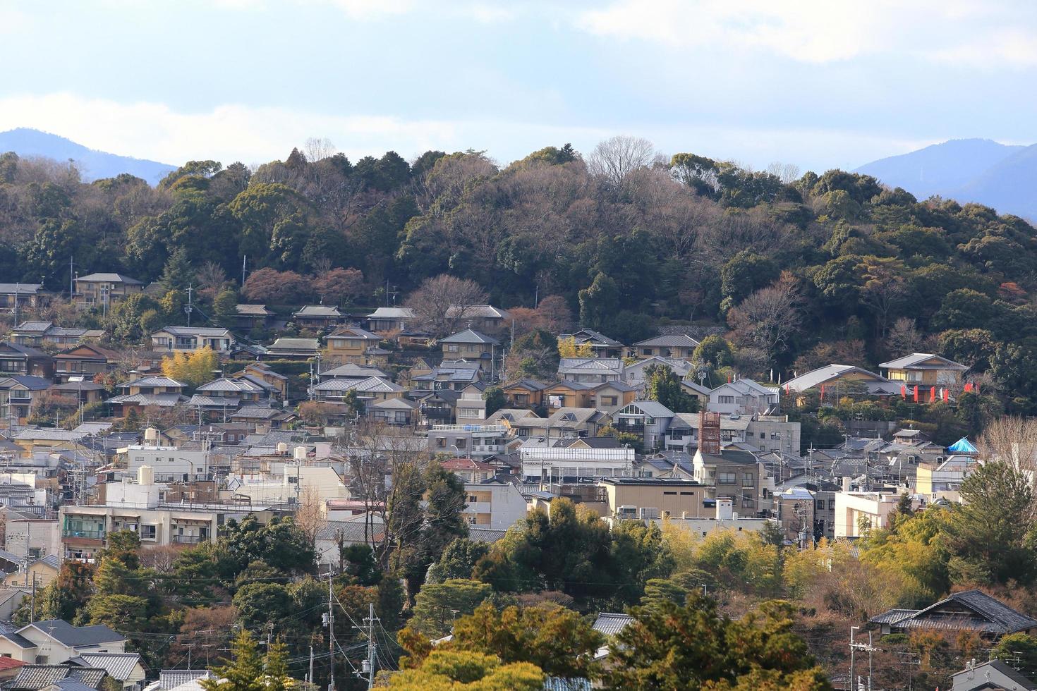 kyoto, japão - cidade na região de kansai. vista aérea com arranha-céus. foto