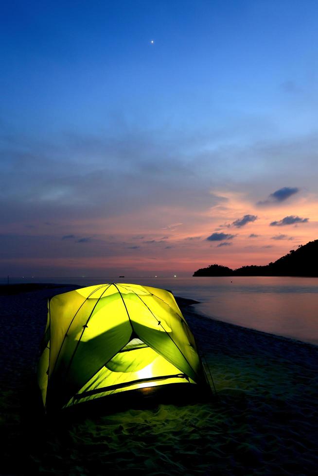 barraca verde na praia ao pôr do sol foto