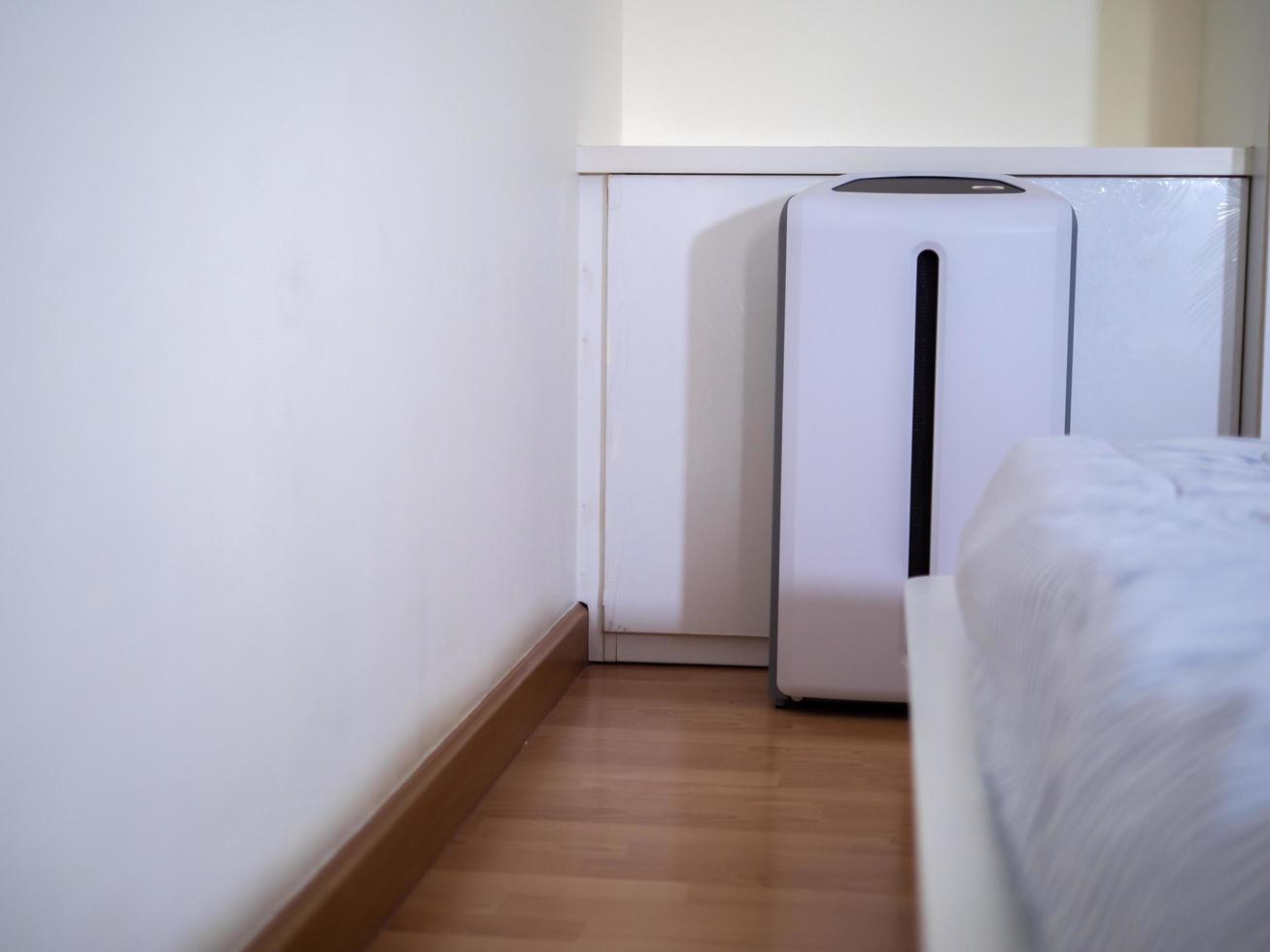 purificador de ar no quarto de cama. filtro de ar removendo poeira fina em casa foto