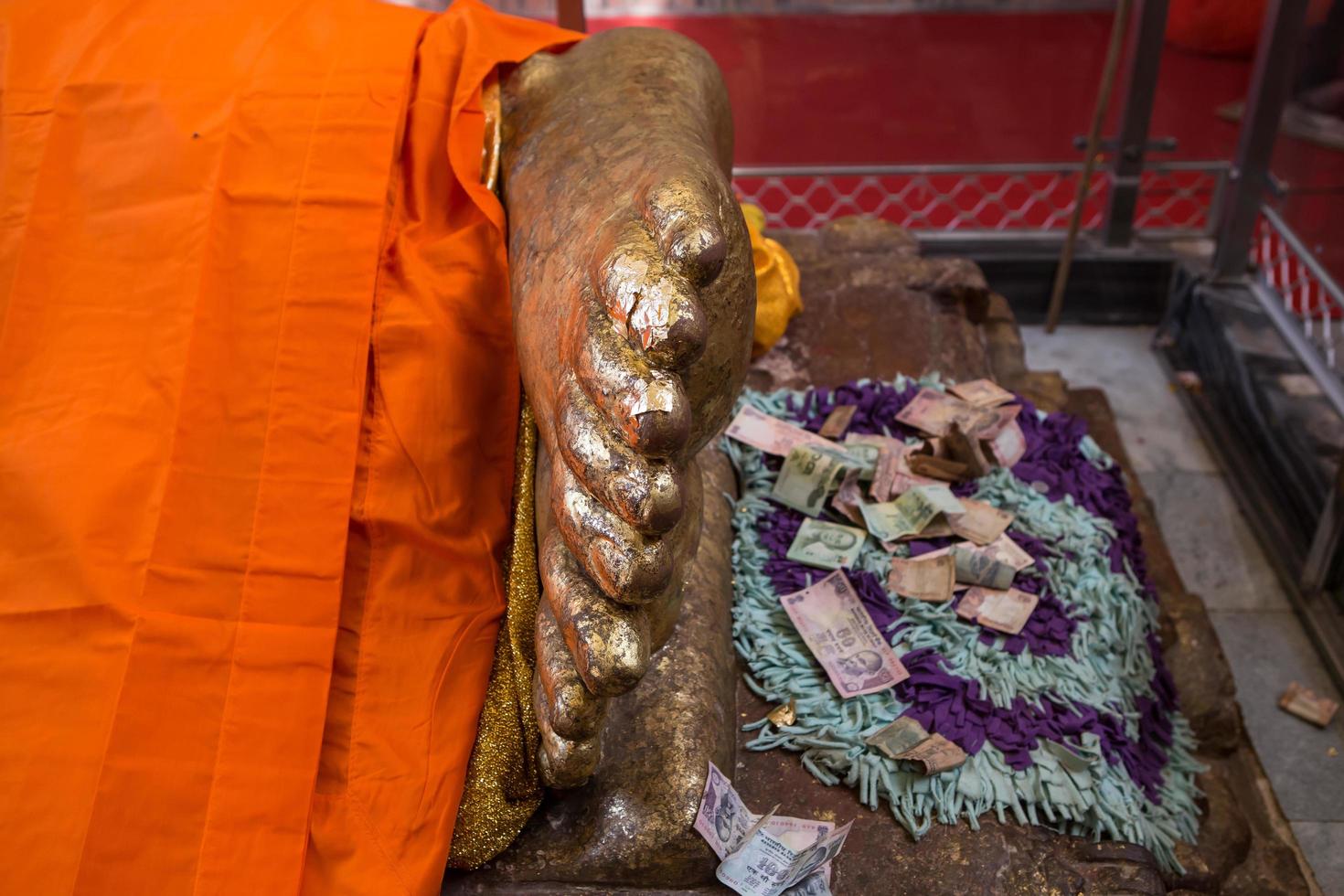 estátua de ouro de Buda reclinada foto