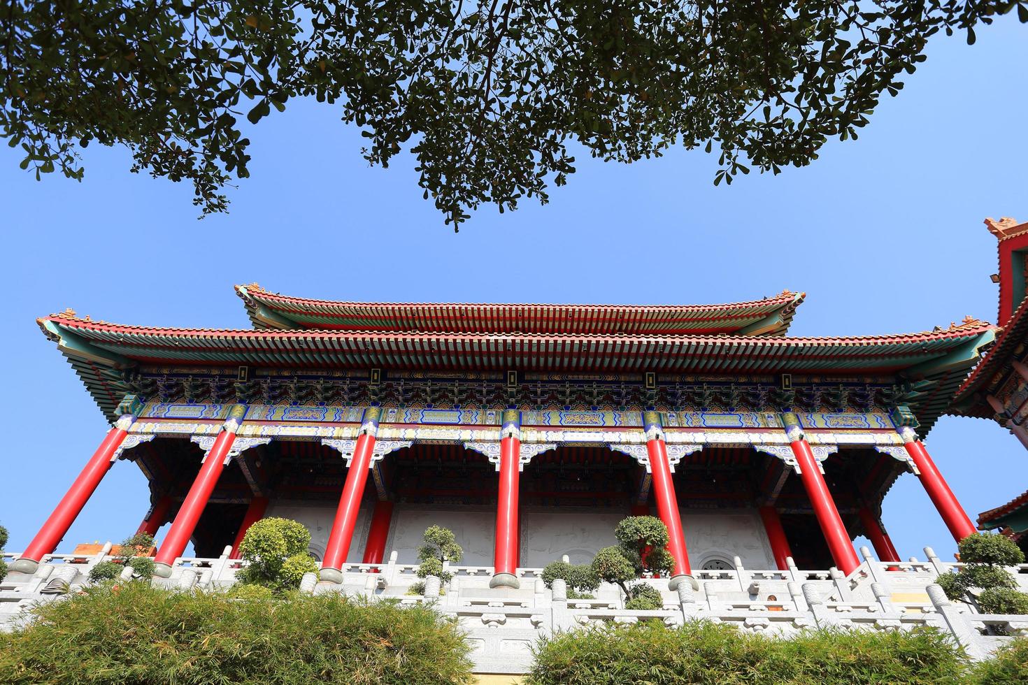 o telhado do templo chinês na tailândia foto