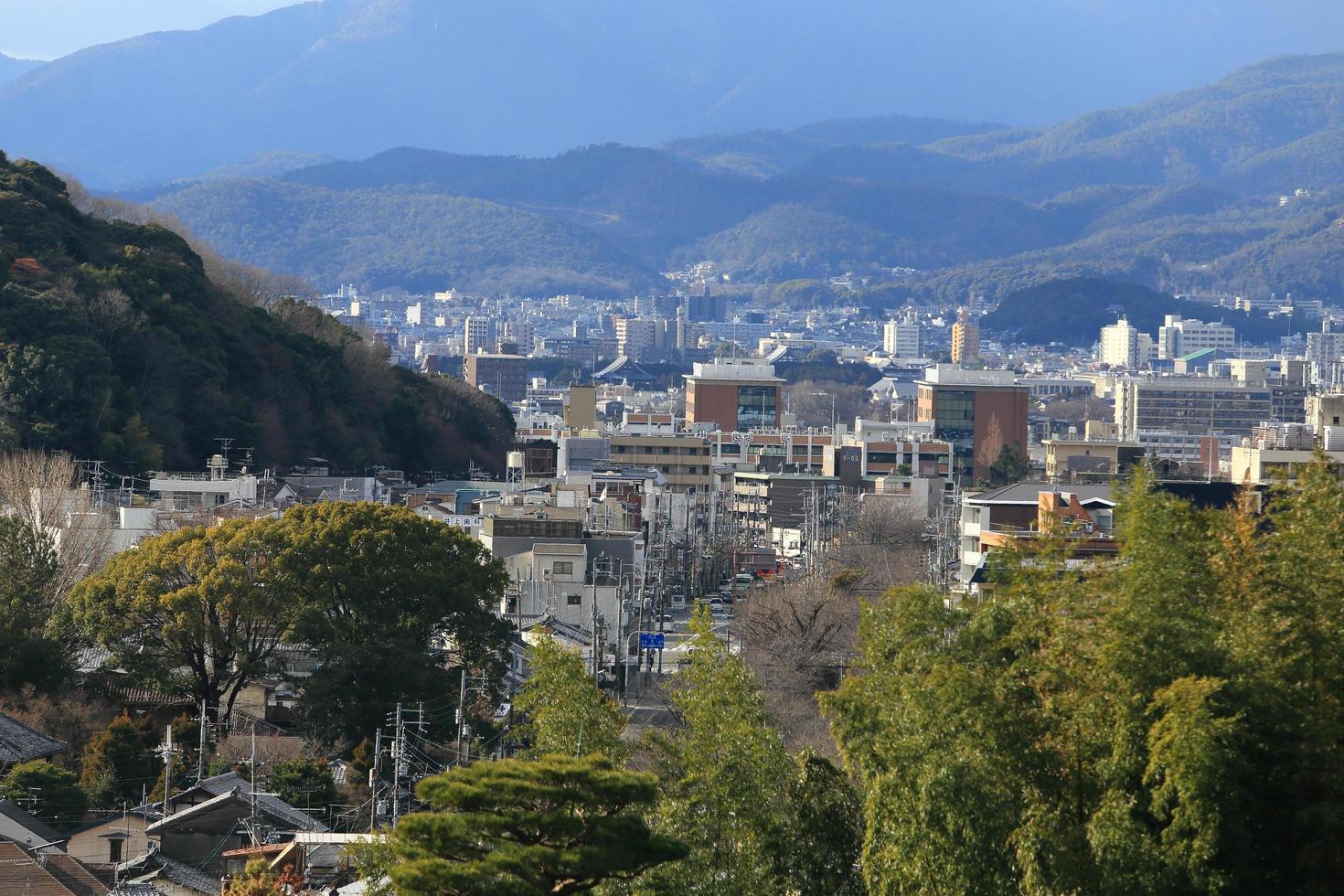 kyoto, japão - cidade na região de kansai. vista aérea com arranha-céus. foto