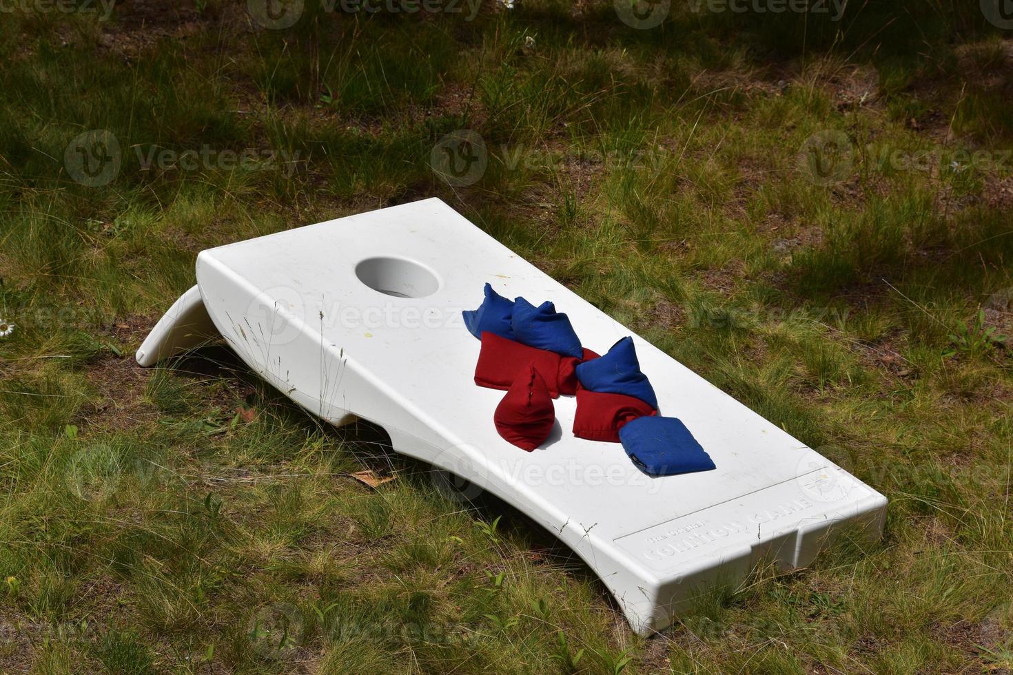 jogo cornhole com sacos de feijão prontos para jogar foto