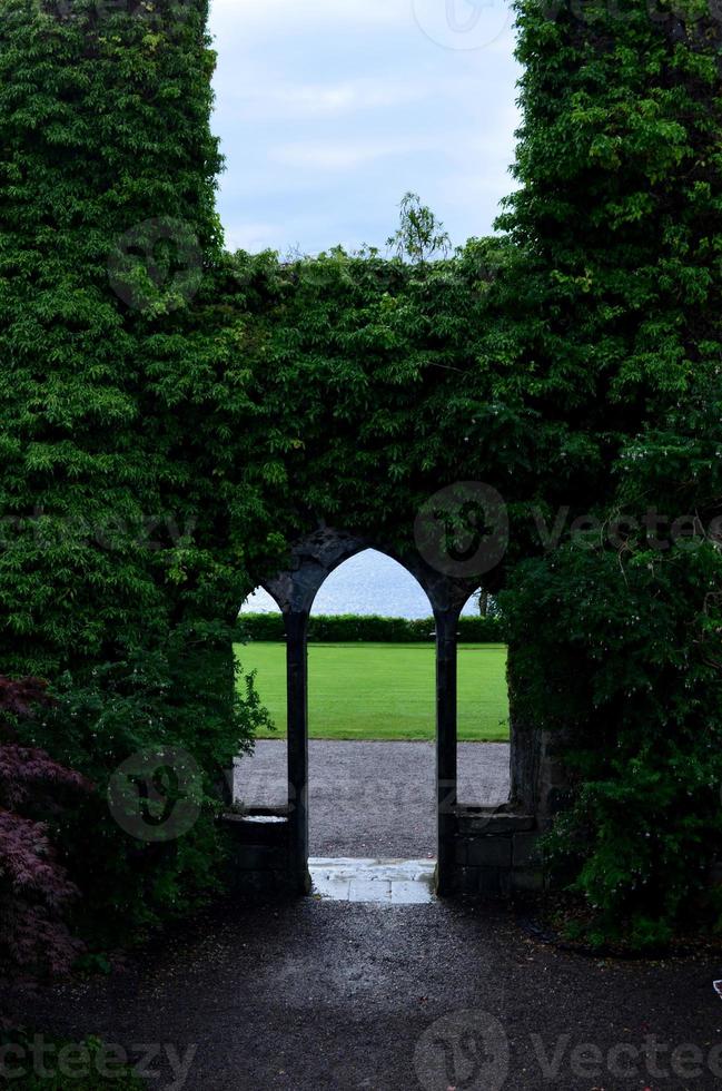 deslumbrante vista interna das grandes janelas do castelo foto