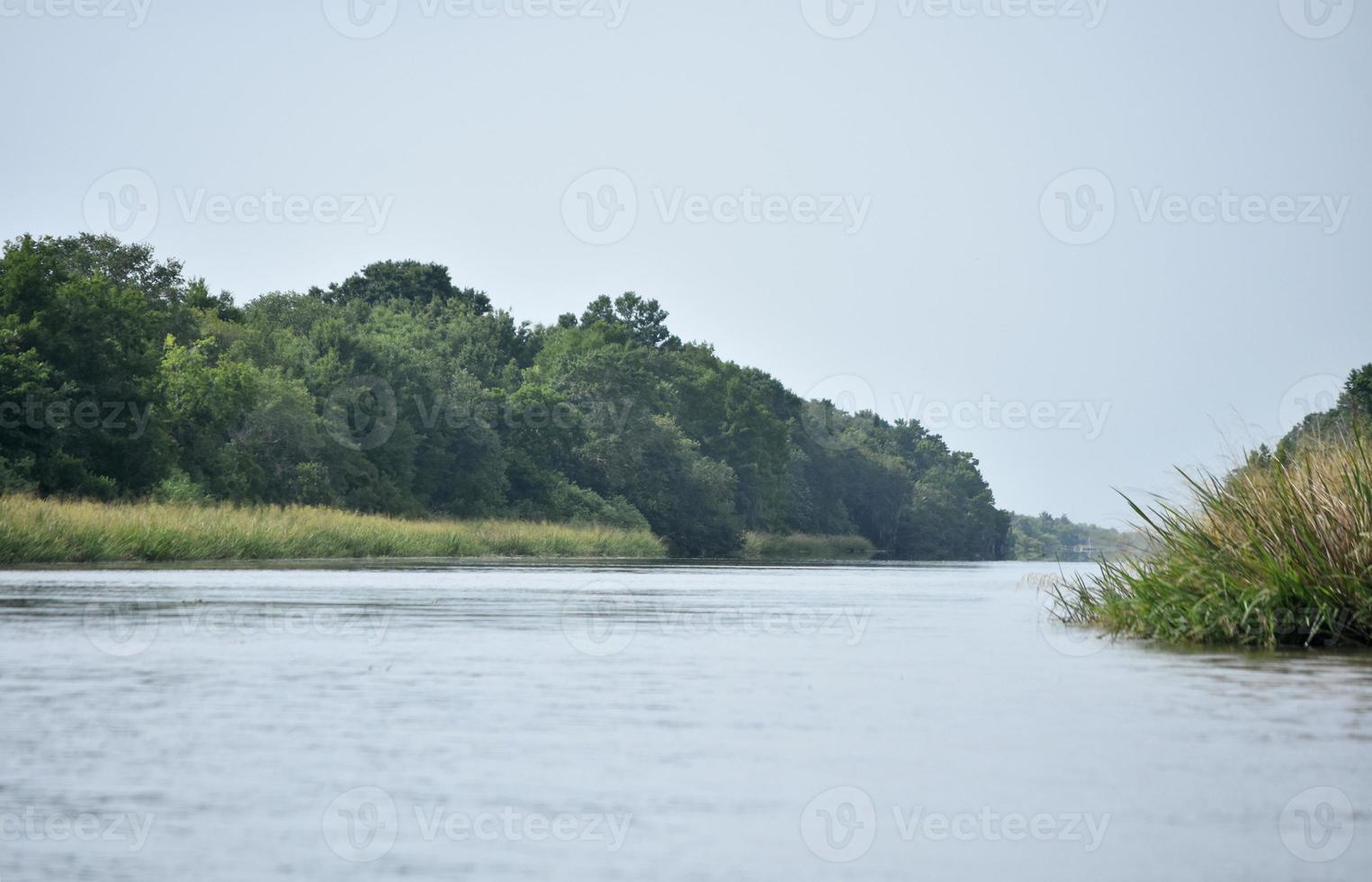 belas vistas de um rio raso em louisiana foto