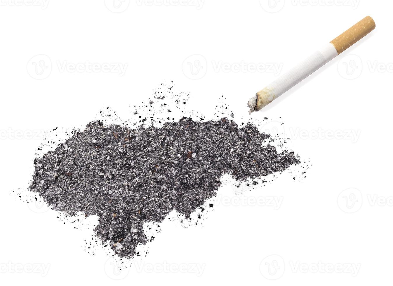 cinzas em forma de honduras e um cigarro. (série) foto