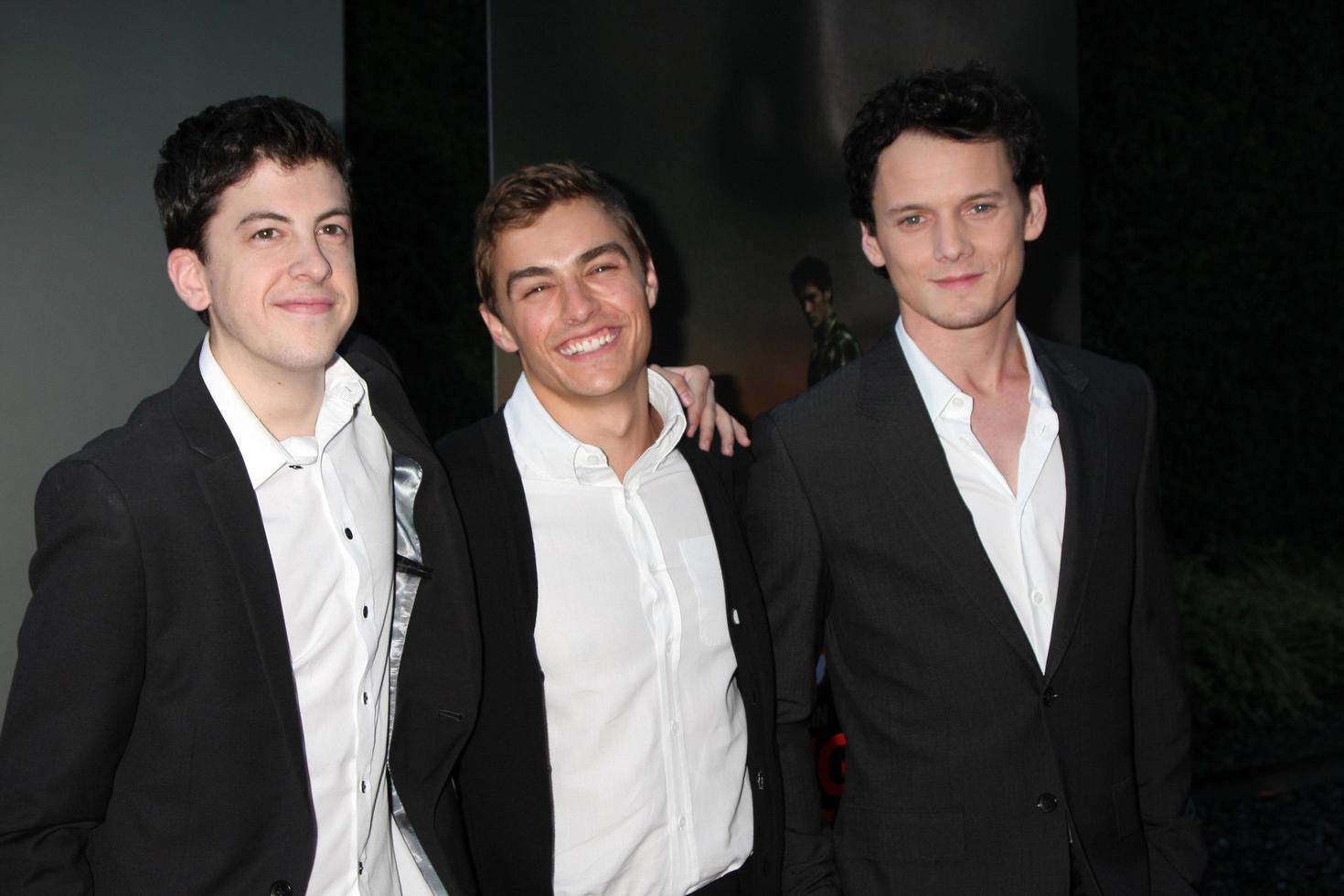 los angeles, 17 de agosto - christopher mintz-plasse, dave franco e anton yelchin chegando na exibição da noite do terror nos teatros arclight em 17 de agosto de 2011 em los angeles, ca foto