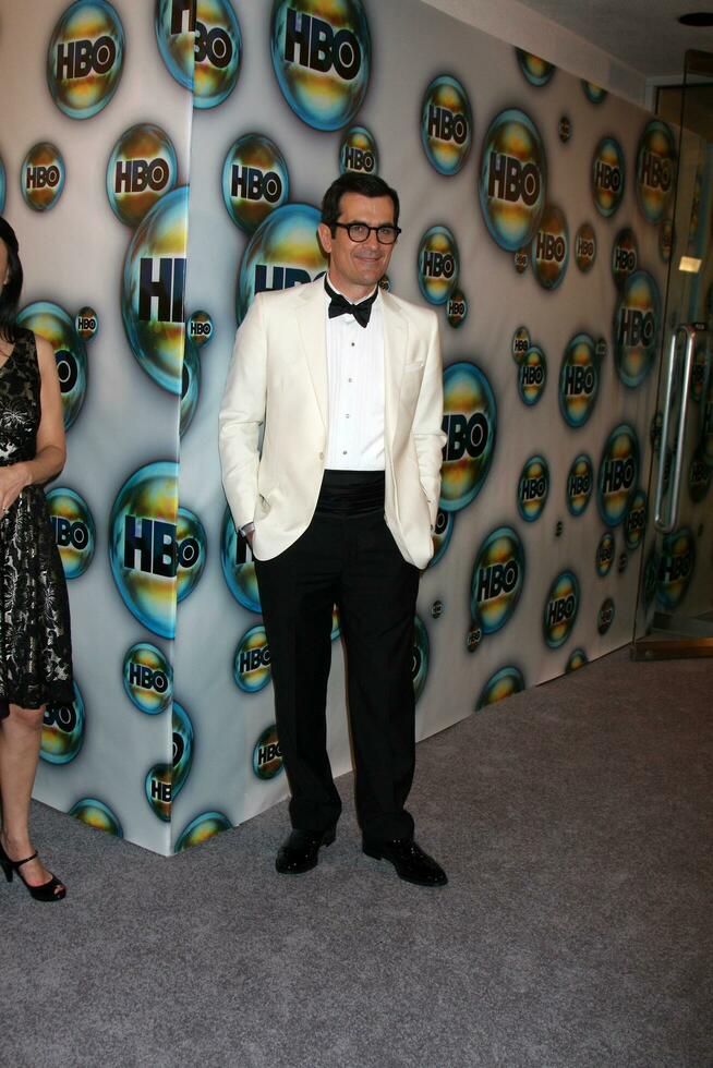 los angeles, 15 de janeiro ty burrell chega à hbo golden globe party 2012 no beverly hilton hotel em 15 de janeiro de 2012 em beverly hills, ca foto