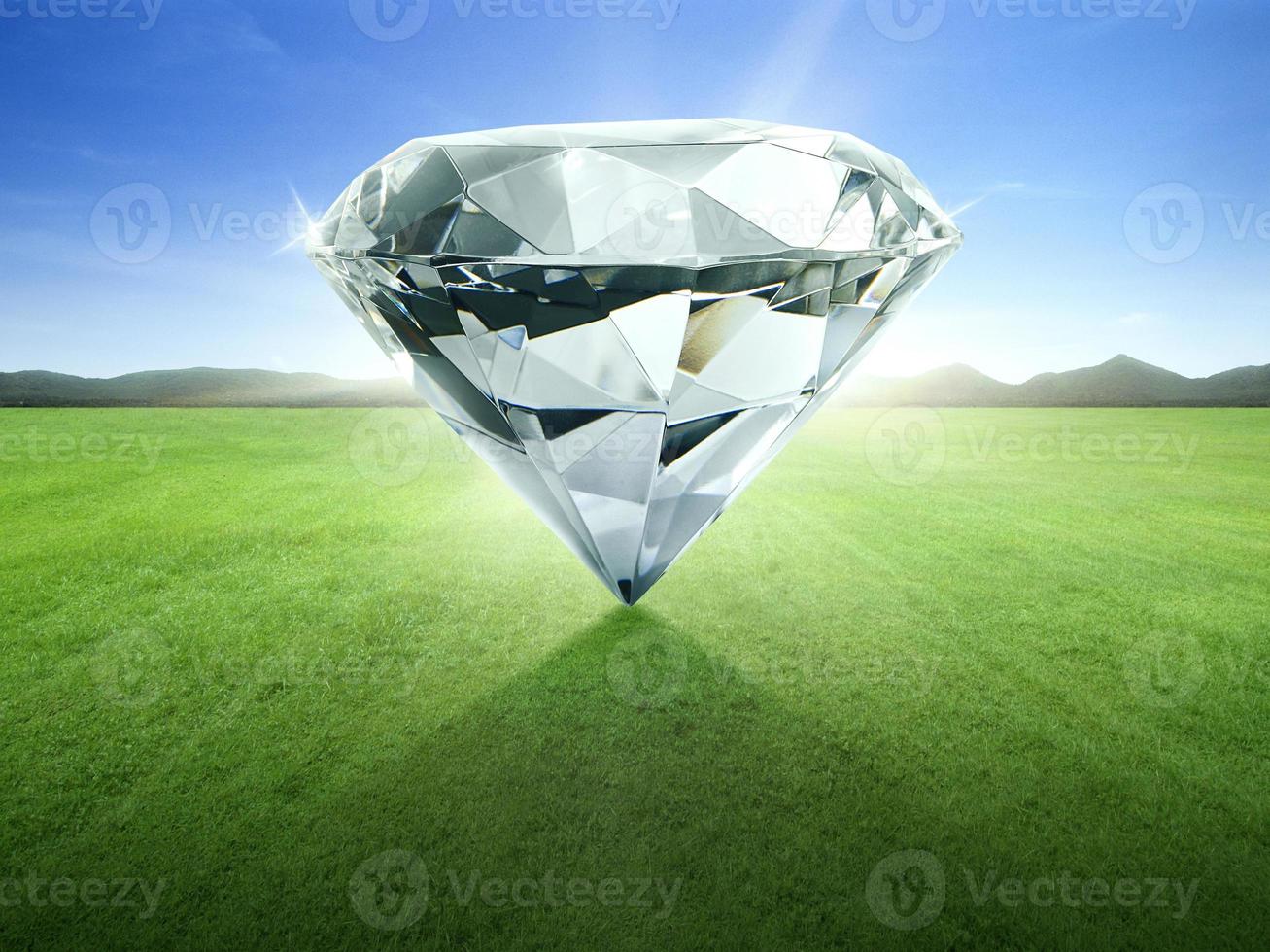 precioso diamante cristalino brilhando no céu azul foto