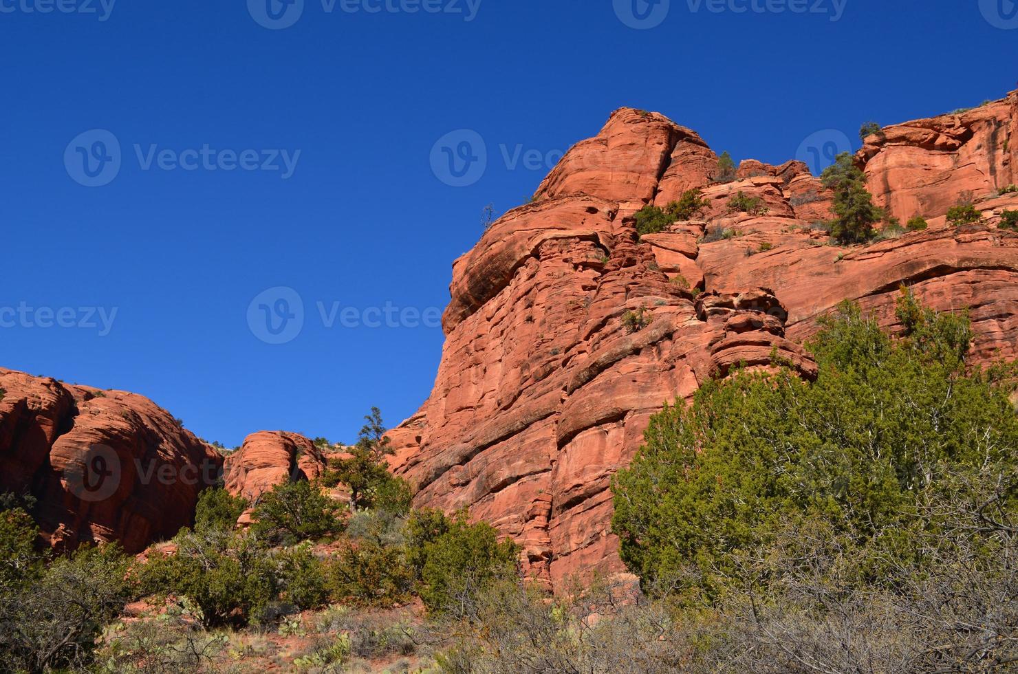 céu azul escuro sobre formações rochosas vermelhas no arizona foto