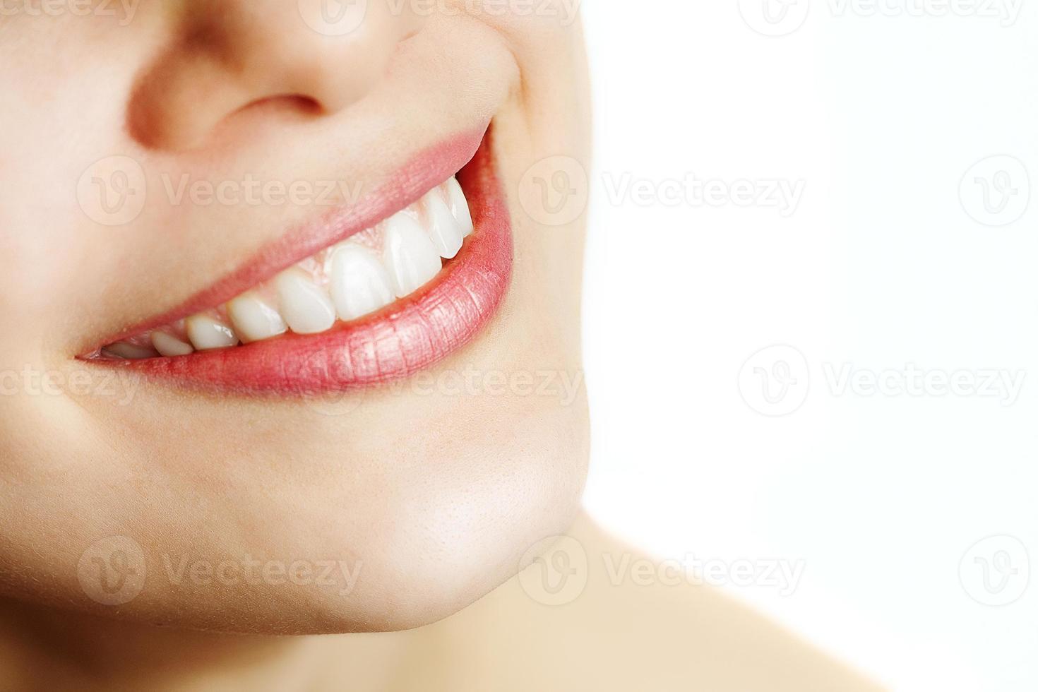 sorriso fresco de mulher com dentes saudáveis foto