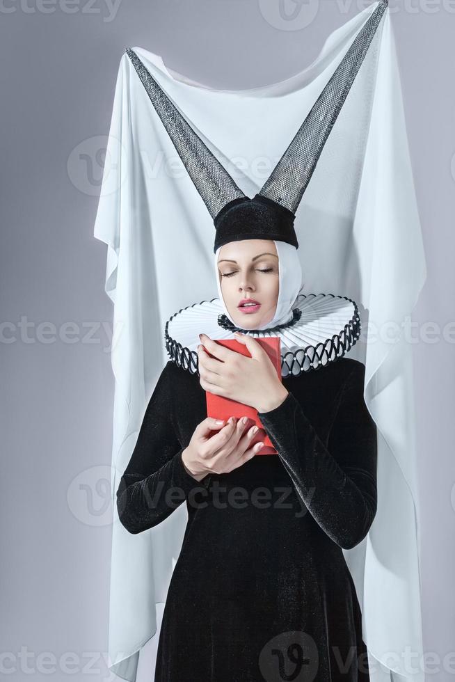 mulher em uma roupa gótica foto