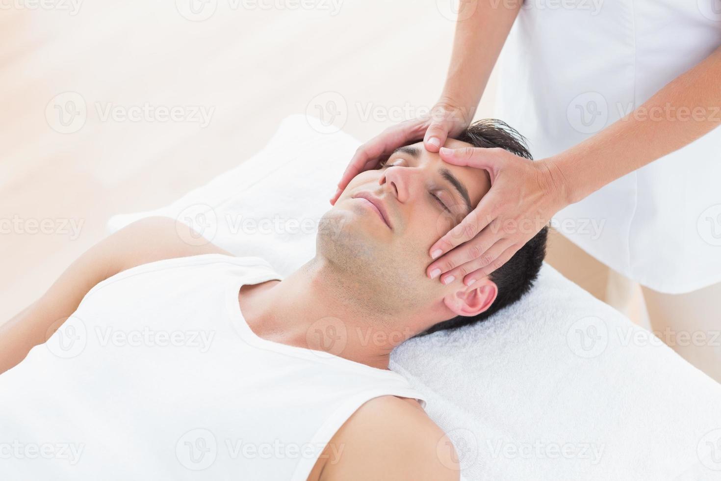 homem recebendo massagem na cabeça foto