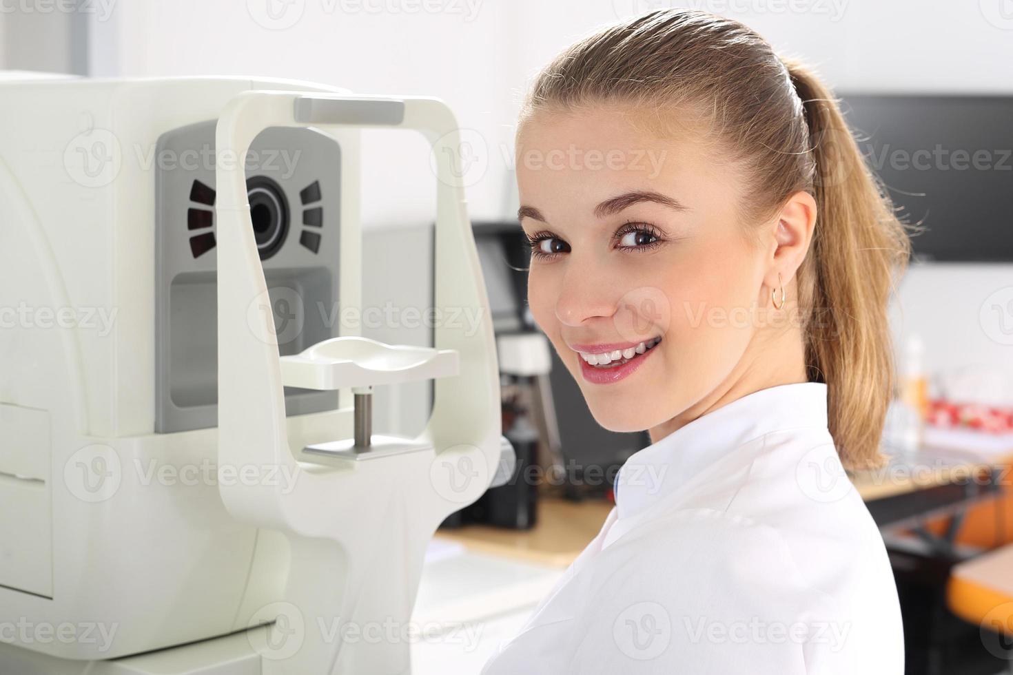 o paciente durante um exame oftalmológico na clínica oftalmológica foto