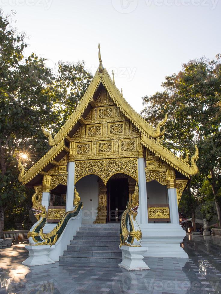 igreja do templo tailandês com raio de sol foto