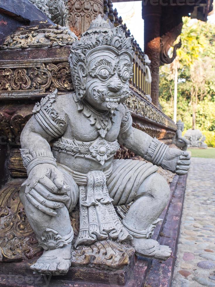 pequena escultura gigante no templo tailandês foto