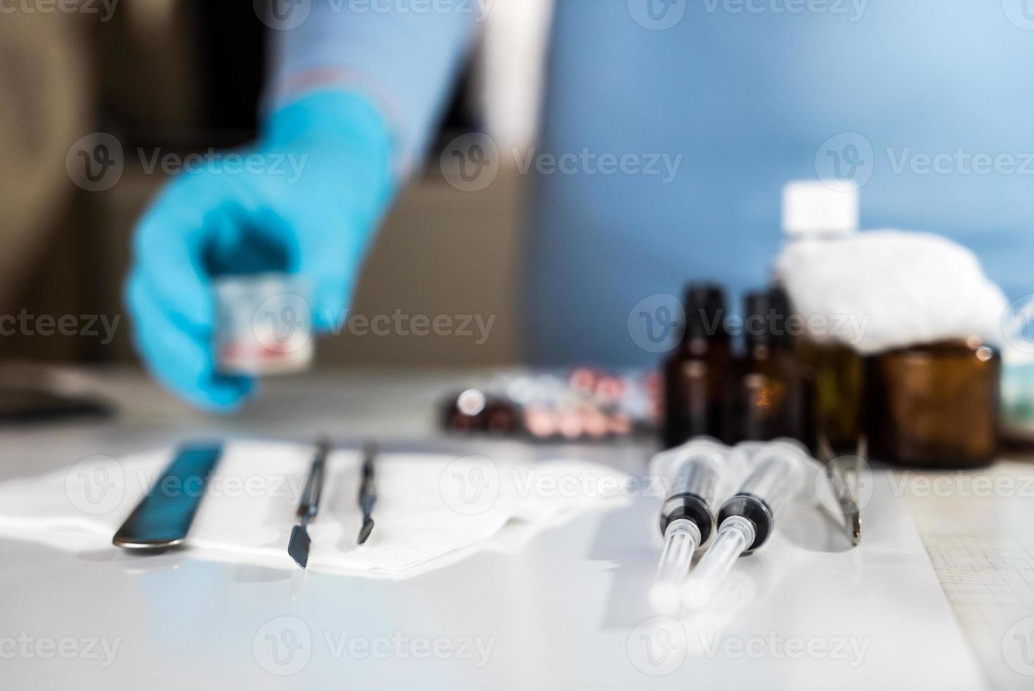 seringa com frascos de vidro e medicamentos comprimidos drogas foto