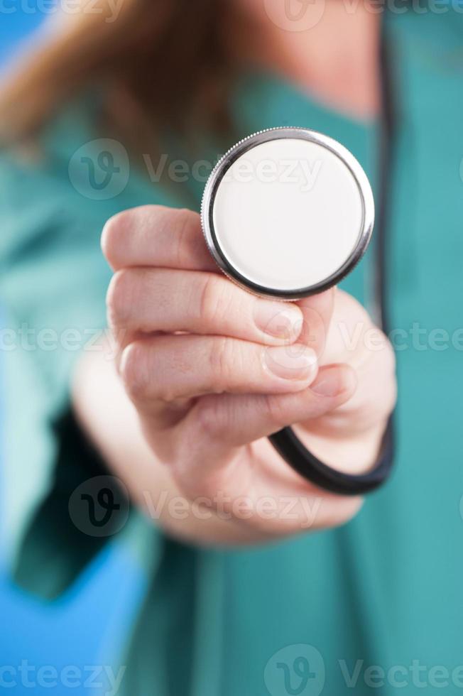 médico mão segurando um estetoscópio foto