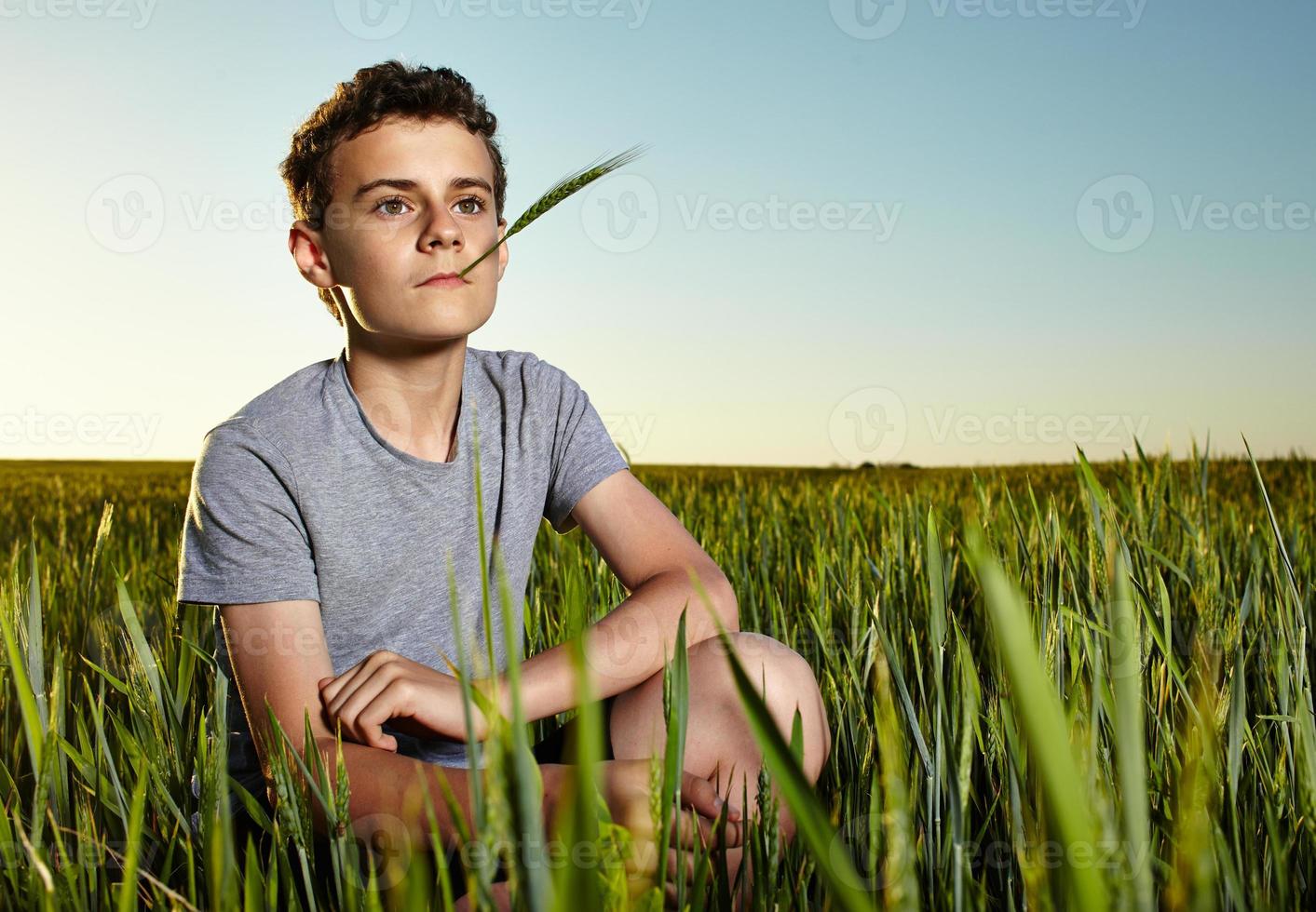 adolescente em um campo de trigo foto