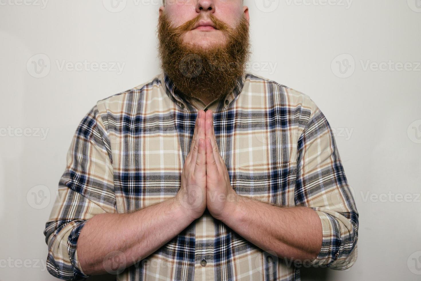 homem barbudo rezando foto