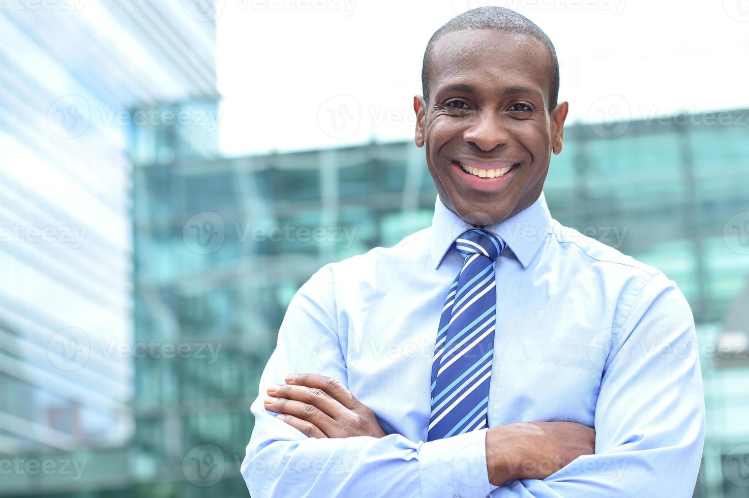 sorrindo executivo masculino ao ar livre foto