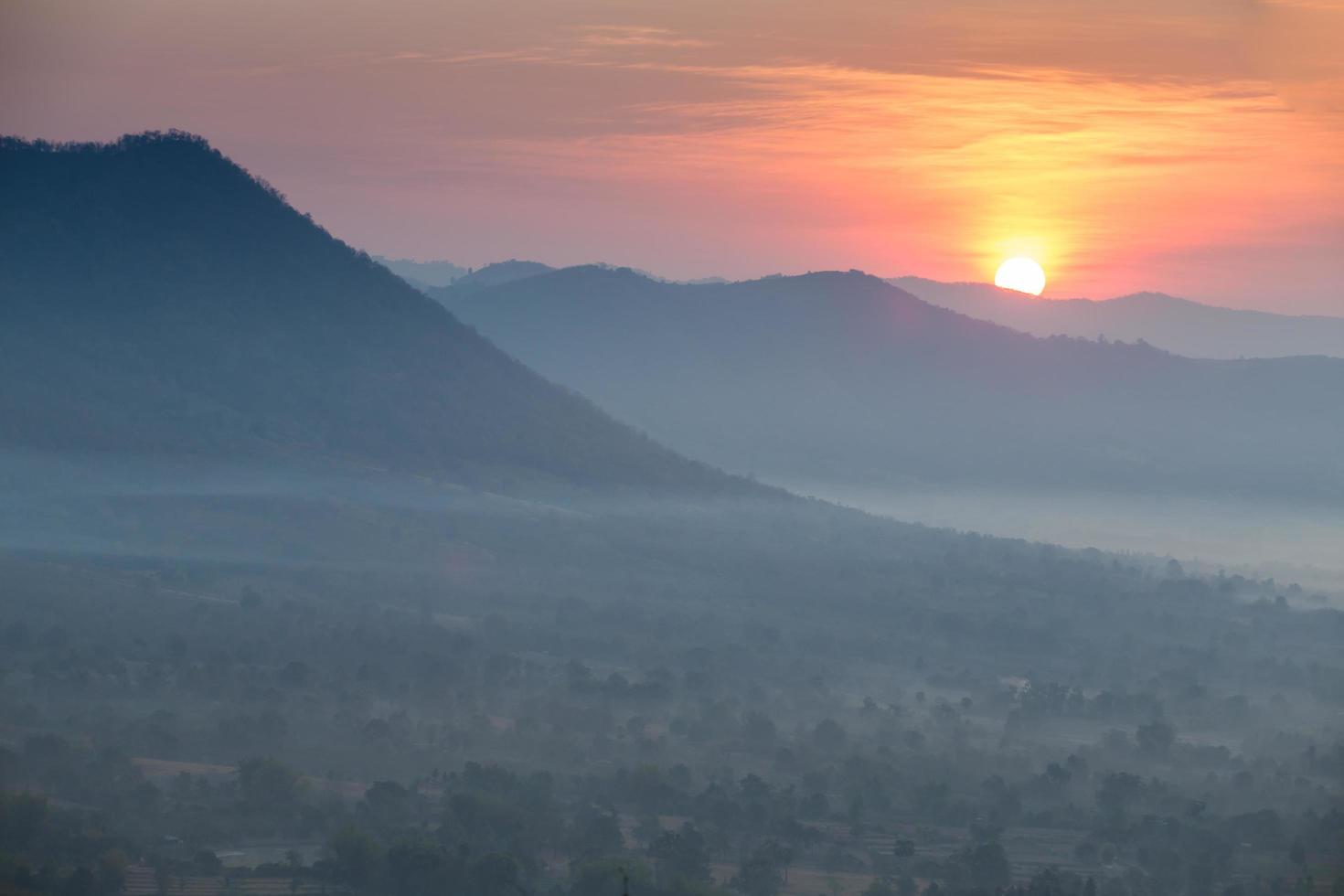 nevoeiro e nuvem paisagem do nascer do sol do vale da montanha foto