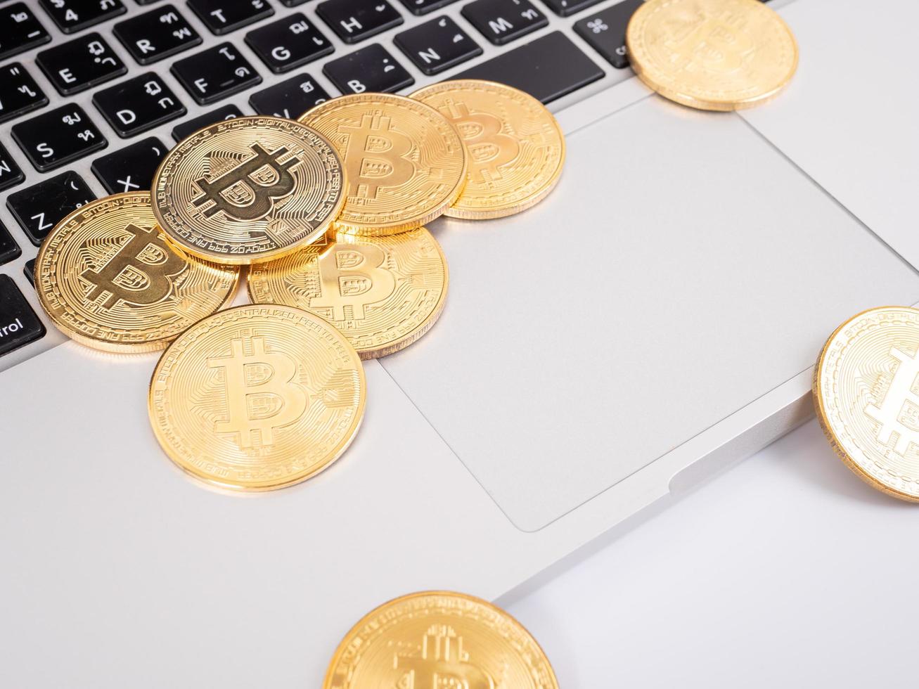 criptomoeda digital bitcoin-cash no notebook foto
