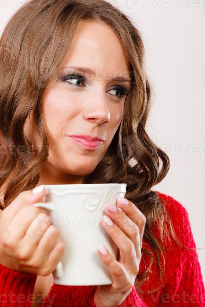 mulher outono detém caneca com café bebida quente foto