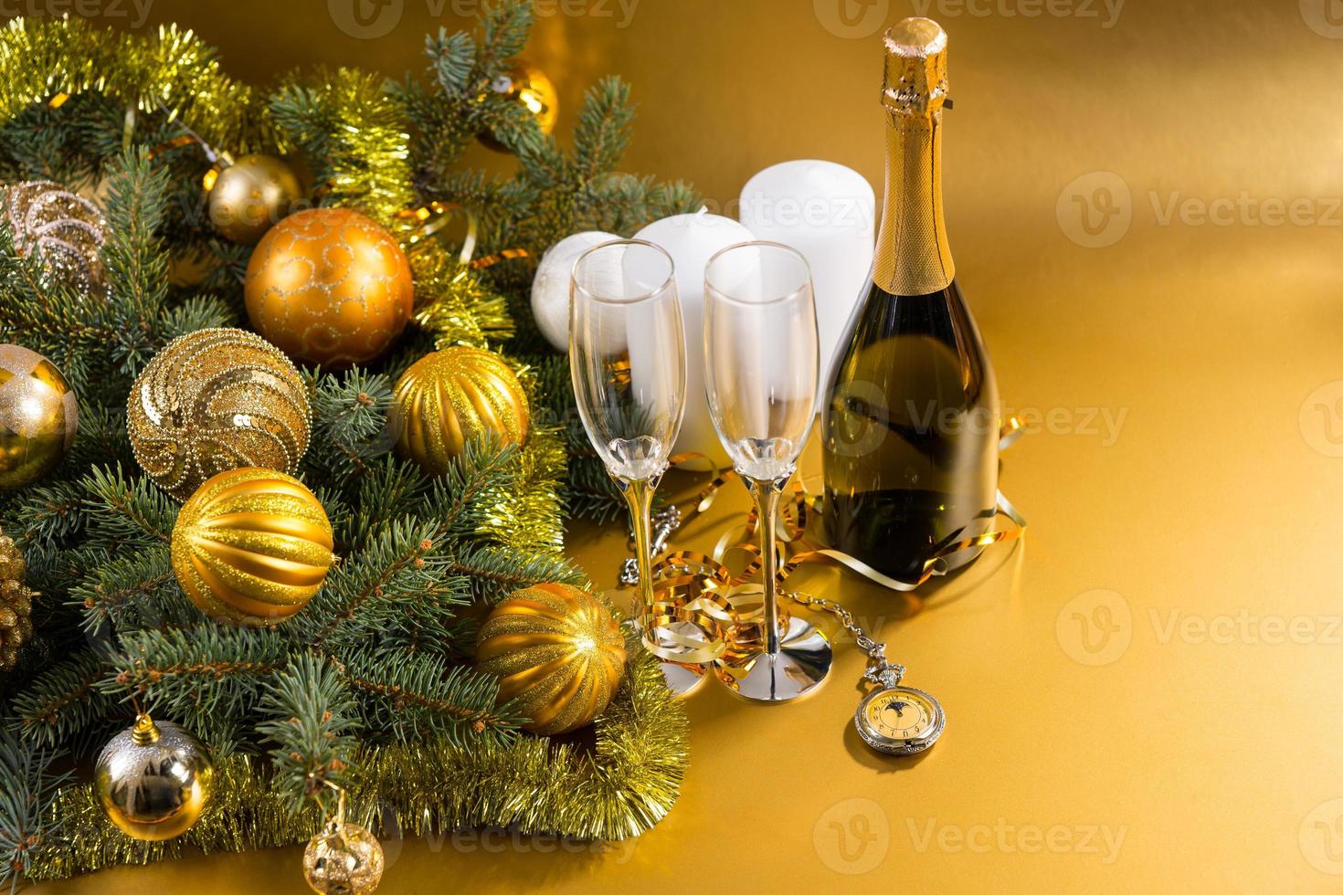 relógio de bolso champanhe e decorações festivas foto