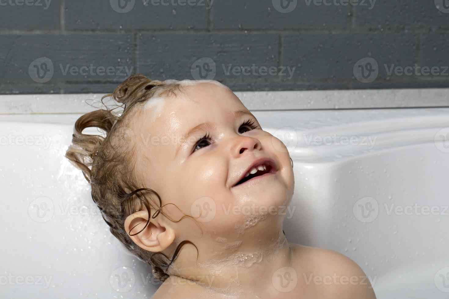 menino feliz no banho foto