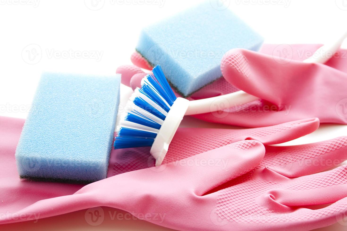 lavar a escova e a esponja com luvas elásticas foto