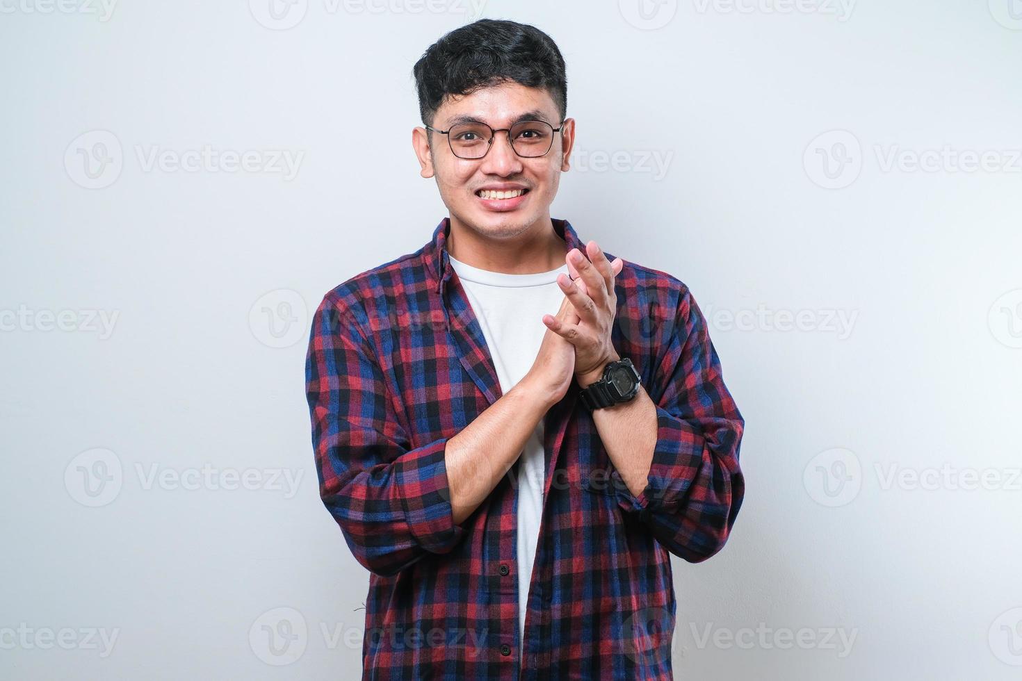 jovem asiático bonito batendo palmas e aplaudindo feliz e alegre, sorrindo mãos orgulhosas juntos foto